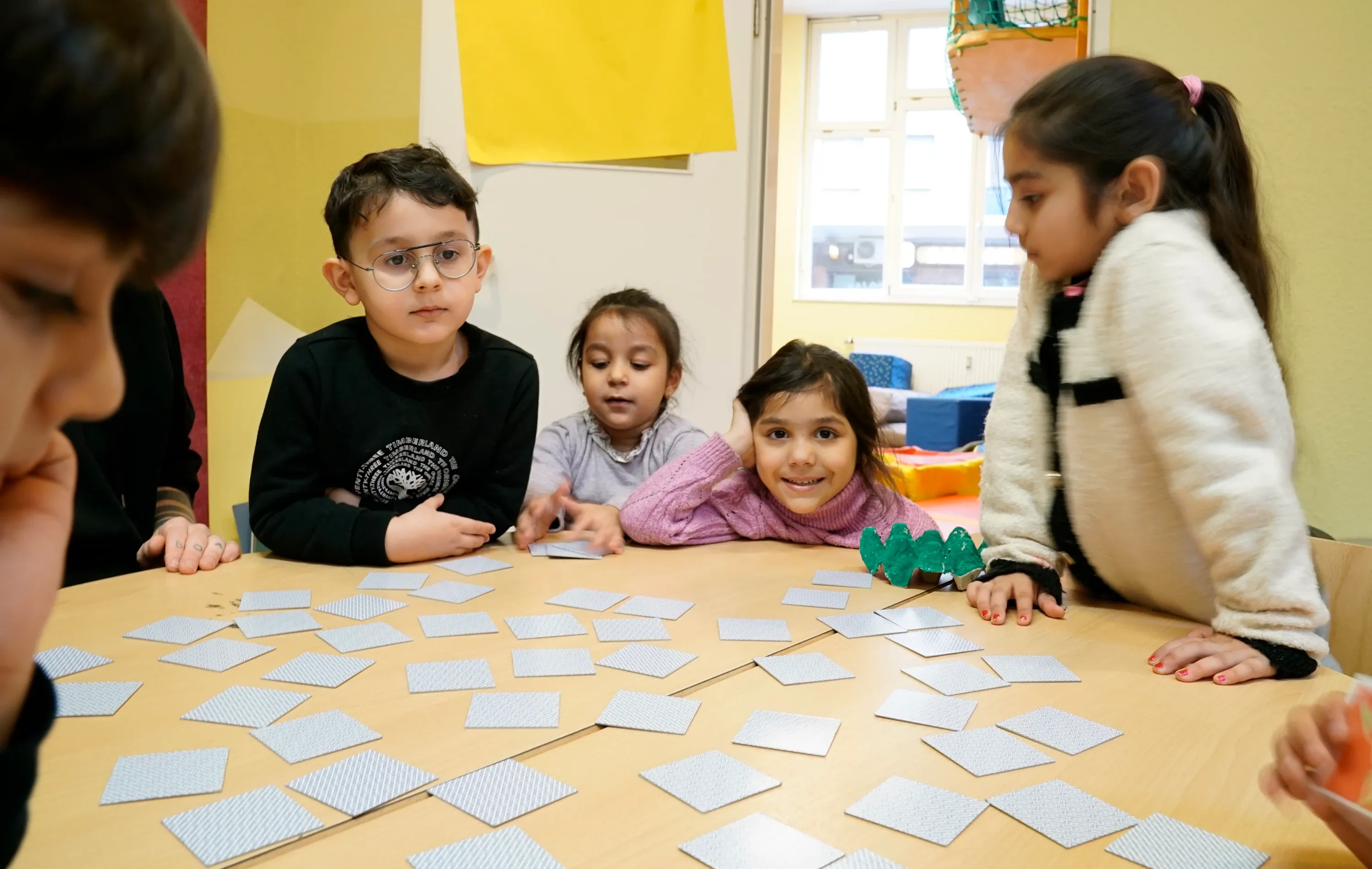 Kinder in der Kita spielen ein Spiel